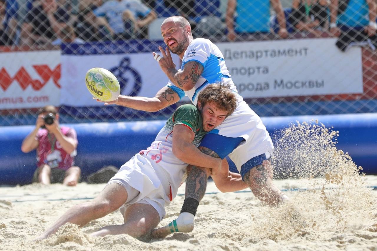 Ян Будников играет в пляжное регби
